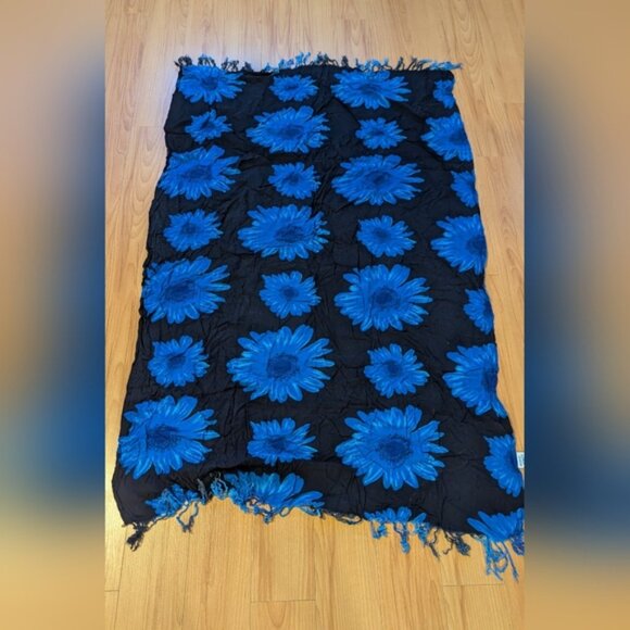 Black and Blue Floral Sarong - Picture 2 of 4